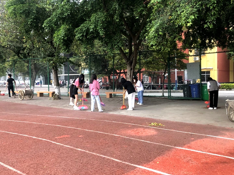 我校開展“愛護環(huán)境，共建清潔美麗校園