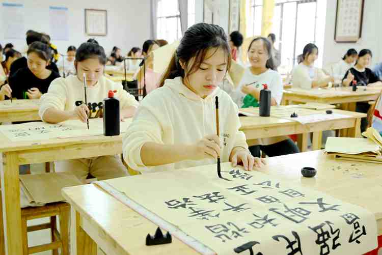 妙筆寫“清廉”，翰墨揚(yáng)正氣 | 我校開展廉潔文化進(jìn)書法課堂活動