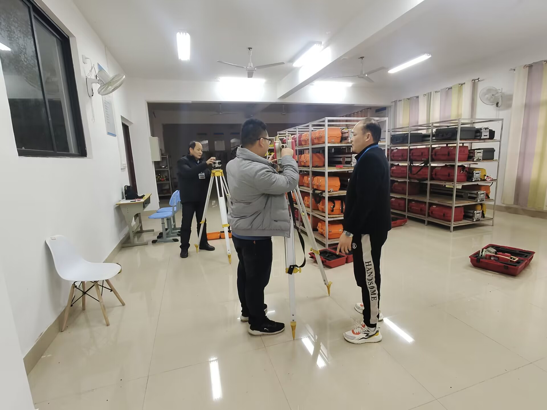 測繪工程教研室展開測量儀器設(shè)備維護(hù)