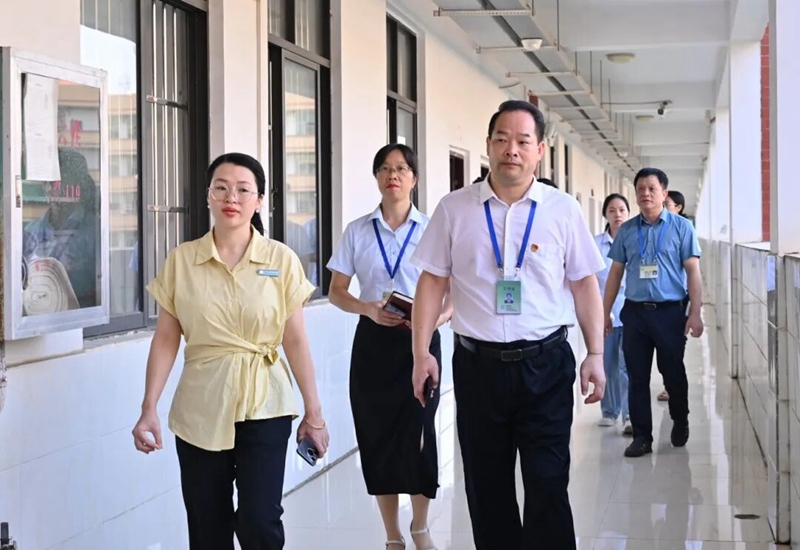 校領(lǐng)導(dǎo)帶隊(duì)檢查2025年秋季開學(xué)第一課